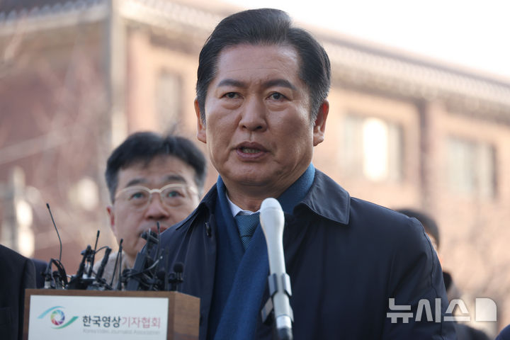 [서울=뉴시스] 사진공동취재단 = 정청래 국회 탄핵소추위원장이 11일 오전 서울 종로구 헌법재판소에서 열린 윤석열 대통령 탄핵 심판 7차 변론기일에 출석하며 입장을 밝히고 있다. 2025.02.11.
