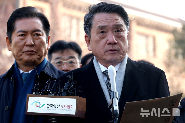 [서울=뉴시스] 사진공동취재단 = 국회 탄핵소추위원단 법률대리인 이광범 변호사가 11일 오전 서울 종로구 헌법재판소에서 열린 윤석열 대통령 탄핵 심판 7차 변론기일에 출석하며 입장을 밝히고 있다. 2025.02.11.