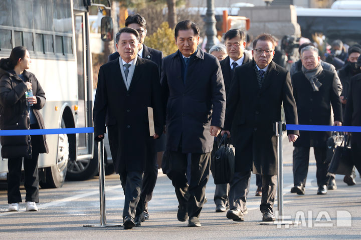 [서울=뉴시스] 사진공동취재단 = 정청래 국회 탄핵소추위원장과 변호인단이 11일 오전 서울 종로구 헌법재판소에서 열린 윤석열 대통령 탄핵 심판 7차 변론기일에 출석하고 있다. 2025.02.11.