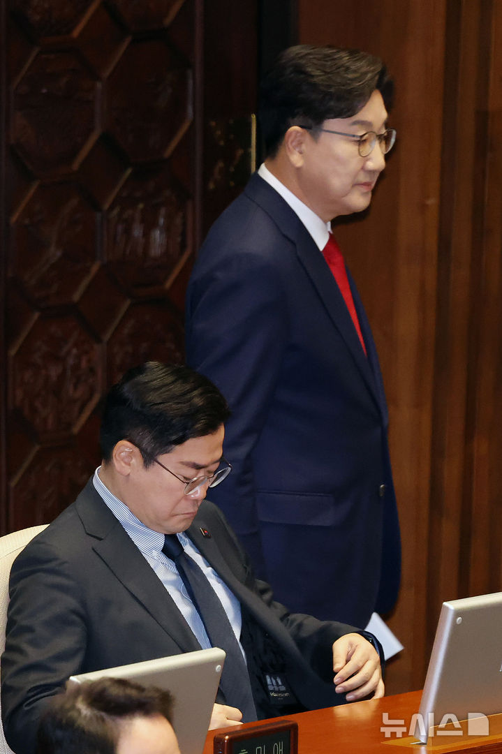 [서울=뉴시스] 조성우 기자 = 권성동(오른쪽) 국민의힘 원내대표가 11일 오전 서울 여의도 국회에서 열린 제422회 국회(임시회) 제3차 본회의에서 교섭단체 대표연설을 하기 위해 박찬대 더불어민주당 원내대표 의석 뒤를 지나고 있다. 2025.02.11. xconfind@newsis.com