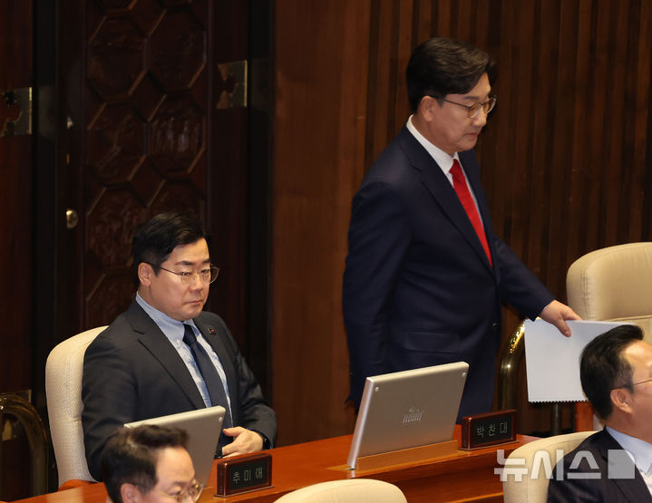 [서울=뉴시스] 조성우 기자 = 권성동(오른쪽) 국민의힘 원내대표가 11일 오전 서울 여의도 국회에서 열린 제422회 국회(임시회) 제3차 본회의에서 교섭단체 대표연설을 하기 위해 박찬대 더불어민주당 원내대표 의석 뒤를 지나고 있다. 2025.02.11. xconfind@newsis.com