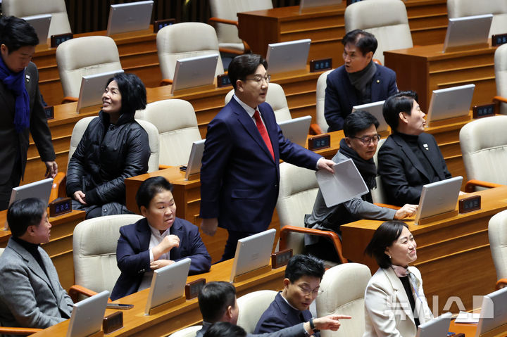 [서울=뉴시스] 조성우 기자 = 권성동 국민의힘 원내대표가 11일 오전 서울 여의도 국회에서 열린 제422회 국회(임시회) 제3차 본회의에서 교섭단체 대표연설을 하기 위해 야당석을 지나고 있다. 2025.02.11. xconfind@newsis.com