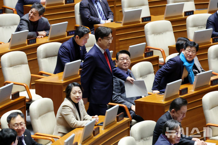 [서울=뉴시스] 조성우 기자 = 권성동 국민의힘 원내대표가 11일 오전 서울 여의도 국회에서 열린 제422회 국회(임시회) 제3차 본회의에서 교섭단체 대표연설을 하기 위해 야당석을 지나고 있다. 2025.02.11. xconfind@newsis.com