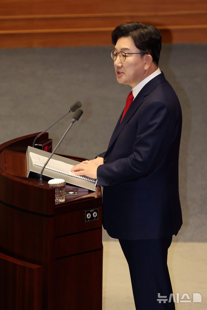 [서울=뉴시스] 조성우 기자 = 권성동 국민의힘 원내대표가 11일 오전 서울 여의도 국회에서 열린 제422회 국회(임시회) 제3차 본회의에서 교섭단체 대표연설을 하고 있다. 2025.02.11. xconfind@newsis.com