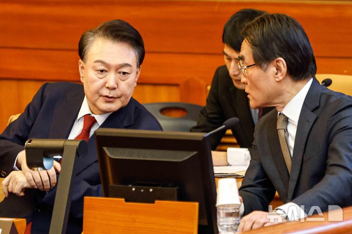 [서울=뉴시스] 사진공동취재단 = 윤석열 대통령이 11일 서울 종로구 헌법재판소에서 열린 '윤석열 대통령 탄핵심판 7차 변론'에 출석해 배보윤 변호사와 의견을 나누고 있다. 2025.02.11.