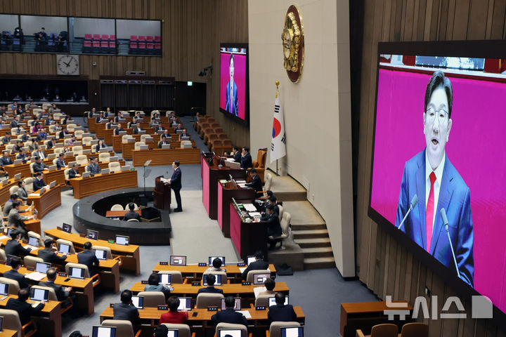 [서울=뉴시스] 조성우 기자 = 권성동 국민의힘 원내대표가 11일 오전 서울 여의도 국회에서 열린 제422회 국회(임시회) 제3차 본회의에서 교섭단체 대표연설을 하고 있다. 2025.02.11. xconfind@newsis.com