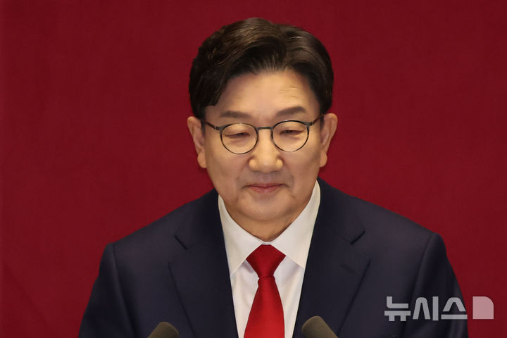 [서울=뉴시스] 권창회 기자 = 권성동 국민의힘 원내대표가 11일 오전 서울 여의도 국회에서 열린 제422회 국회(임시회) 제3차 본회의에서 교섭단체 대표연설을 하며 미소짓고 있다. 2025.02.11. kch0523@newsis.com