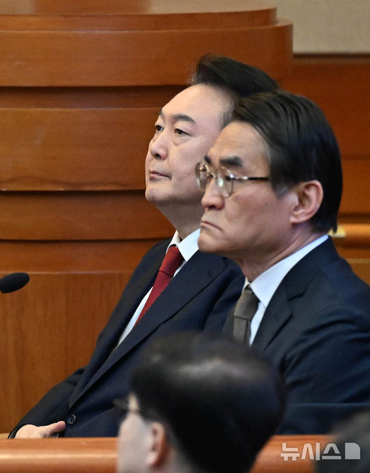 [서울=뉴시스] 사진공동취재단 = 윤석열 대통령이 11일 서울 종로구 헌법재판소에서 열린 '윤석열 대통령 탄핵심판 7차 변론'에 출석하고 있다. 2025.02.11. photo@newsis.com