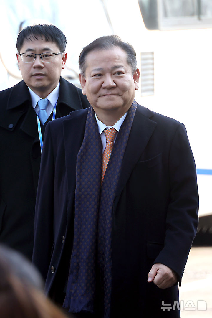 [서울=뉴시스] 사진공동취재단 = 이상민 전 행정안전부 장관이 11일 오전 서울 종로구 헌법재판소에서 열린 윤석열 대통령 탄핵 심판 7차 변론기일에 증인으로 출석하고 있다. 2025.02.11. photo@newsis.com