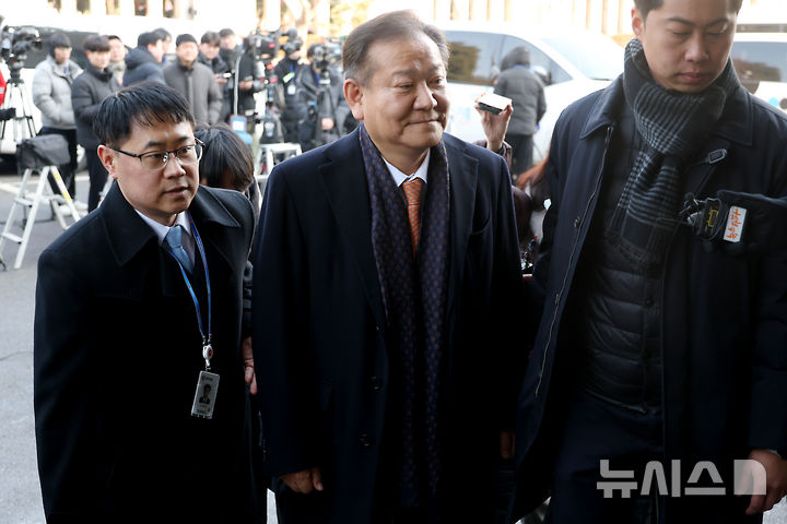 [서울=뉴시스] 사진공동취재단 = 이상민 전 행정안전부 장관이 11일 오전 서울 종로구 헌법재판소에서 열린 윤석열 대통령 탄핵 심판 7차 변론기일에 증인으로 출석하고 있다. 2025.02.11. photo@newsis.com