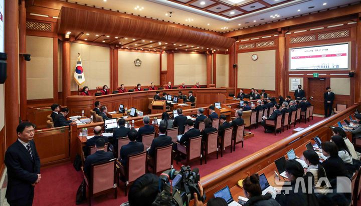 [서울=뉴시스] 사진공동취재단 = 문형배 헌법재판소장 권한대행이 11일 서울 종로구 헌법재판소에서 열린 '윤석열 대통령 탄핵심판 7차 변론'을 주재하고 있다. 2025.02.11. photo@newsis.com