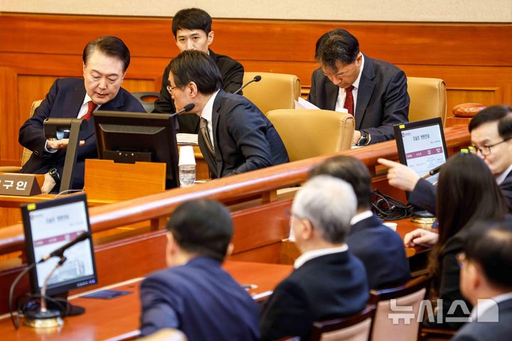 [서울=뉴시스] 사진공동취재단 = 윤석열 대통령이 11일 서울 종로구 헌법재판소에서 열린 '윤석열 대통령 탄핵심판 7차 변론'에 출석해 배보윤 변호사와 의견을 나누고 있다. 2025.02.11. photo@newsis.com