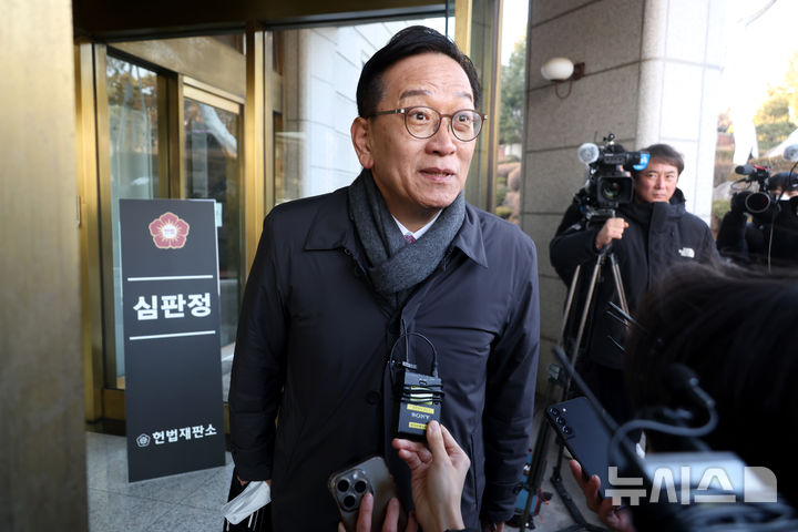 [서울=뉴시스] 사진공동취재단 = 윤석열 대통령 측 변호인인 석동현 변호사가 11일 오전 서울 종로구 헌법재판소에서 열린 윤석열 대통령 탄핵 심판 7차 변론기일에 출석하며 취재진의 질문에 답하고 있다. 2025.02.11. photo@newsis.com