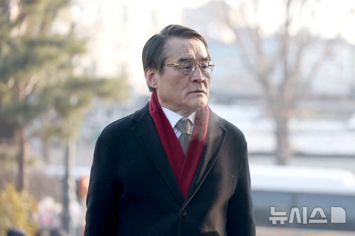 [서울=뉴시스] 사진공동취재단 = 윤석열 대통령 측 변호인인 배보윤 변호사가 11일 오전 서울 종로구 헌법재판소에서 열린 윤석열 대통령 탄핵 심판 7차 변론기일에 출석하고 있다. 2025.02.11. photo@newsis.com