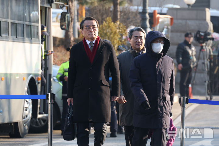 [서울=뉴시스] 사진공동취재단 = 윤석열 대통령 측 변호인인 배보윤 변호사가 11일 오전 서울 종로구 헌법재판소에서 열린 윤석열 대통령 탄핵 심판 7차 변론기일에 출석하고 있다. 2025.02.11. photo@newsis.com