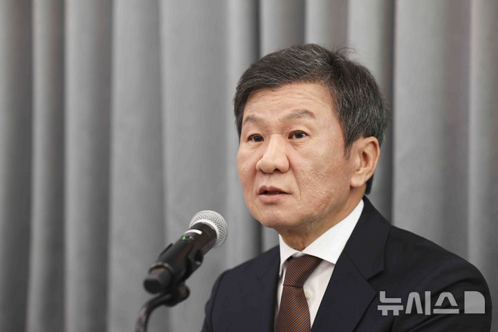 [서울=뉴시스] 김근수 기자 = 4선에 도전하는 정몽규 대한축구협회장이 11일 서울 종로구 포니정재단에서 열린 기자간담회에서 발언하고 있다. 2025.02.11. ks@newsis.com