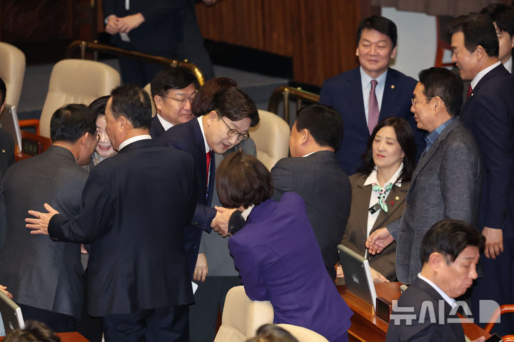 [서울=뉴시스] 권창회 기자 = 권성동 국민의힘 원내대표가 11일 오전 서울 여의도 국회에서 열린 제422회 국회(임시회) 제3차 본회의에서 교섭단체 대표연설을 마치고 의원들과 악수하고 있다. 2025.02.11. kch0523@newsis.com