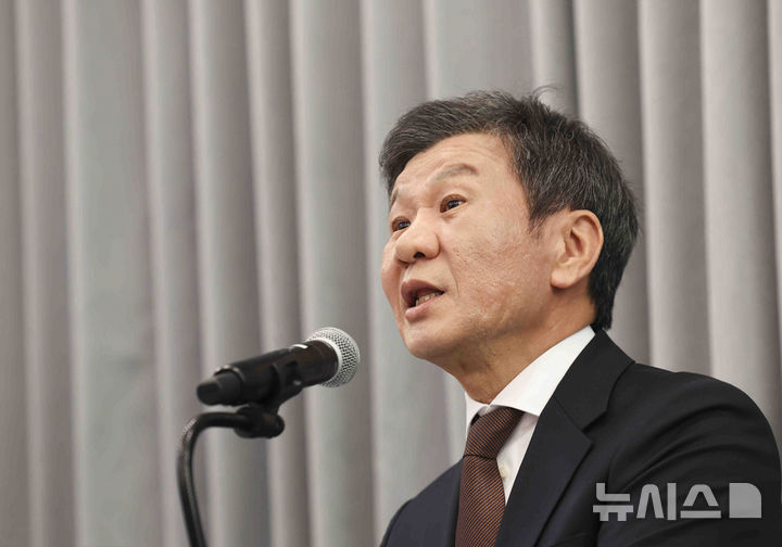 [서울=뉴시스] 김근수 기자 = 4선에 도전하는 정몽규 대한축구협회장이 11일 서울 종로구 포니정재단에서 열린 기자간담회에서 발언하고 있다. 2025.02.11. ks@newsis.com