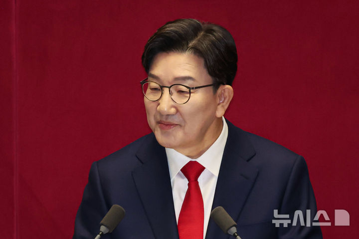 [서울=뉴시스] 권창회 기자 = 권성동 국민의힘 원내대표가 11일 오전 서울 여의도 국회에서 열린 제422회 국회(임시회) 제3차 본회의에서 교섭단체 대표연설 중 미소짓고 있다. 2025.02.11. kch0523@newsis.com