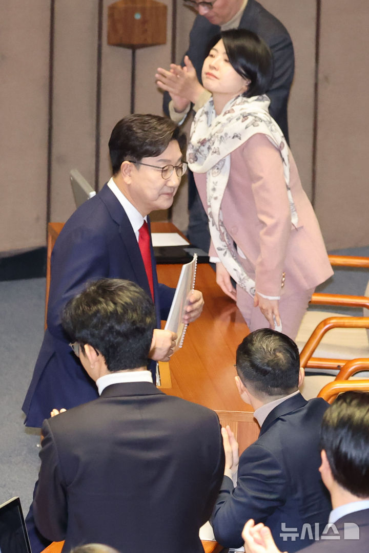 [서울=뉴시스] 권창회 기자 = 권성동 국민의힘 원내대표가 11일 오전 서울 여의도 국회에서 열린 제422회 국회(임시회) 제3차 본회의에서 교섭단체 대표연설을 마친뒤 여당 의원들의 기립박수를 받고 있다. 김상욱 의원은 자리에 앉아 있다. 2025.02.11. kch0523@newsis.com