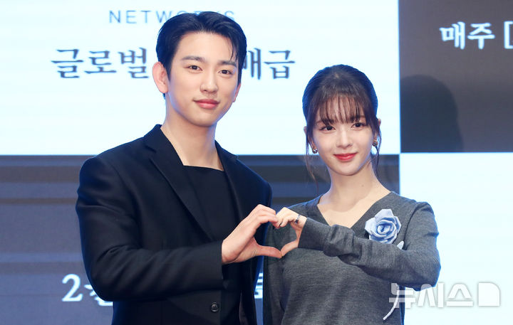[서울=뉴시스] 김혜진 기자 = 배우 박진영(왼쪽), 노정의가 11일 오전 서울 구로구 신도림 디큐브시티 더 세인트에서 열린 채널A 새 토일드라마 '마녀' 제작발표회에서 포즈를 취하고 있다.  오는 15일 첫 방송되는 '마녀'는 마녀라 불리는 여자를 둘러싼 불운의 법칙을 깨고자 하는 남자 동진(박진영)과 비극의 씨앗이 되어 세상으로부터 스스로를 단절한 여자 미정(노정의)이 포기하지 않는 여정 끝에 서로의 구원이 되는 로맨스를 담는다. 2025.02.11. jini@newsis.com