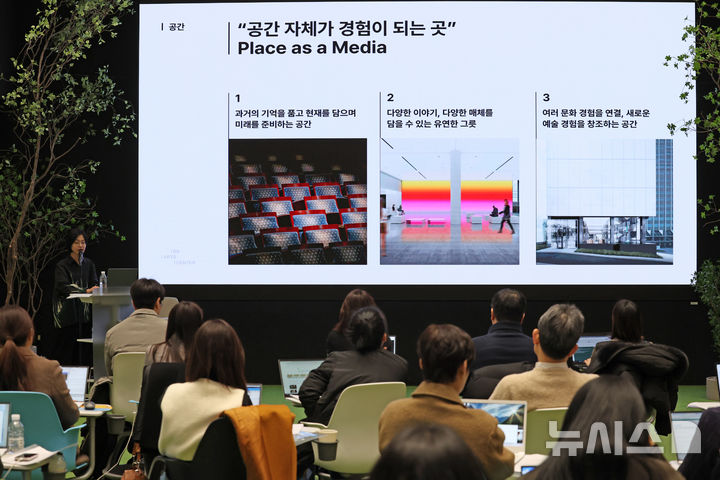 [서울=뉴시스] 박진희 기자 = 박선희 GS문화재단 대표이사가 11일 서울 강남구 GS타워에서 'GS아트센터 개관 및 개관 페스티벌' 기자간담회를 하고 있다. '미디어로서의 공간'을 표방하는 'GS아트센터'는 22년간 (구)LG아트센터 역삼으로 운영하다 마곡 이전으로 비어있던 GS타워 내 공연장으로 새롭게 단장하여 오는 4월, 1200석 규모로 개관 예정이다. 2025.02.11. pak7130@newsis.com