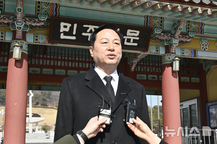 [광주=뉴시스] 박기웅 기자 = 김두관 전 의원이 11일 오전 광주 북구 운정동 국립5·18민주묘지를 찾아 참배를 마친 뒤 취재진 질문에 답변하고 있다. 2025.02.11. pboxer@newsis.com