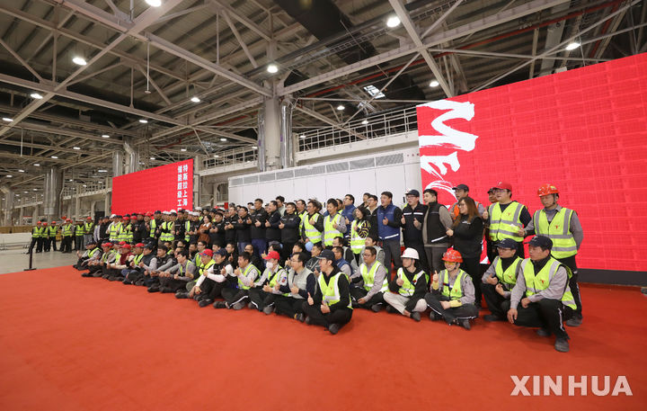 [상하이=신화/뉴시스] 미국 전기차업체 테슬라가 중국 상하이에 건설한 배터리 공장인 '메가팩토리'가 11일 공식 가동을 시작했다. 이날 상하이 메가팩토리에서 가동식에 열리는 모습. 2025.02.12