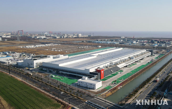 [상하이=신화/뉴시스] 미국 전기차업체 테슬라가 중국 상하이에 건설한 배터리 공장인 '메가팩토리'가 지난 2월11일 공식 가동을 시작했다. 상하이 메가팩토리 전경. 미국이 전기차 배터리 제조 핵심 재료은 중국산 고순도 흑연에 고율의 덤핑 관세를 부과했다. 2025.07.18. 