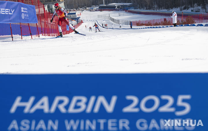 [야부리=신화/뉴시스] 러시아 출신의 귀화 선수 예카테리나 압바꾸모바(전남체육회)가 11일 중국 야부리 스키리조트에서 열린 2025 하얼빈 동계아시안게임 바이애슬론 여자 7.5㎞ 스프린트 경기에서 역주하고 있다. 2025.02.11.