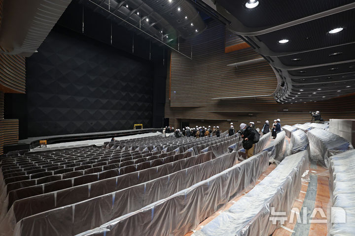 [서울=뉴시스] 박진희 기자 = GS문화재단은 11일 서울 강남구 GS타워에서 'GS아트센터 개관 및 개관 페스티벌' 기자간담회를 마치고 막바지 공사중인 'GS아트센터' 언론인 투어를 하고 있다. '미디어로서의 공간'을 표방하는 'GS아트센터'는 22년간 (구)LG아트센터 역삼으로 운영하다 마곡 이전으로 비어있던 GS타워 내 공연장으로 새롭게 단장하여 오는 4월, 1200석 규모로 개관 예정이다. 2025.02.11. pak7130@newsis.com
