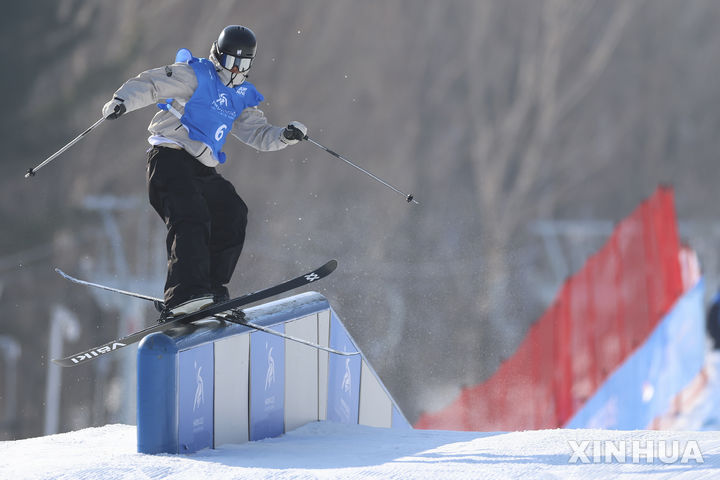 [야부리/신화=뉴시스] 프리스타일 스키 신영섭이 11일 중국 야부리 스키리조트에서 열린 2025 하얼빈 동계아시안게임 남자 슬로프스타일 결선 경기를 펼치고 있다. 2025.02.11.
