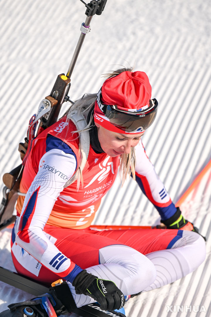 [헤이룽장성=신화/뉴시스] 러시아 출신의 귀화 선수 예카테리나 압바꾸모바(전남체육회)가 11일 중국 야부리 스키리조트에서 열린 2025 하얼빈 동계아시안게임 바이애슬론 여자 7.5㎞ 스프린트 경기에서 숨을 고르고 있다. 2025.02.11.