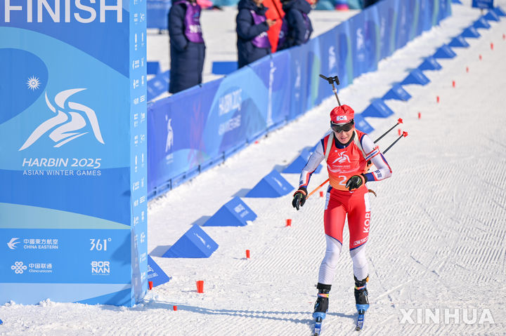 [야부리=신화/뉴시스] 러시아 출신의 귀화 선수 예카테리나 압바꾸모바(전남체육회)가 11일 중국 야부리 스키리조트에서 열린 2025 하얼빈 동계아시안게임 바이애슬론 여자 7.5㎞ 스프린트 경기에서 결승선을 통과하고 있다. 2025.02.11.