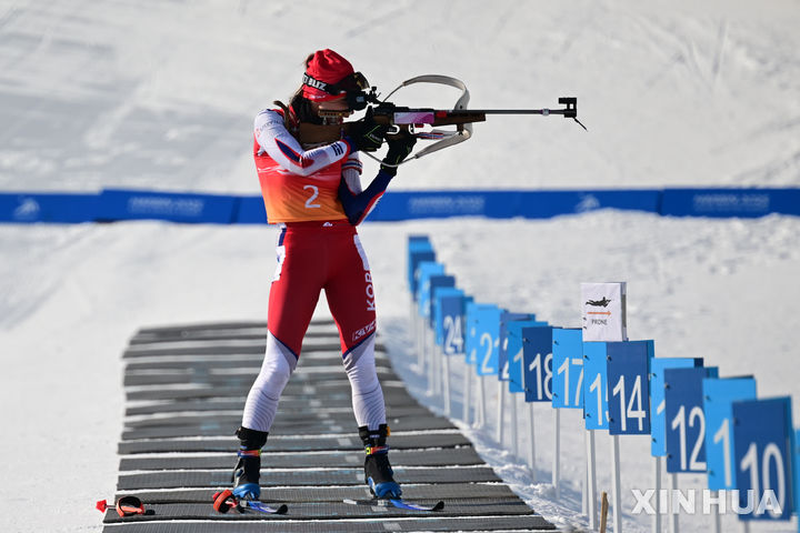 [야부리=신화/뉴시스] 러시아 출신의 귀화 선수 예카테리나 압바꾸모바(전남체육회)가 11일 중국 야부리 스키리조트에서 열린 2025 하얼빈 동계아시안게임 바이애슬론 여자 7.5㎞ 스프린트 경기에서 사격하고 있다. 2025.02.11.