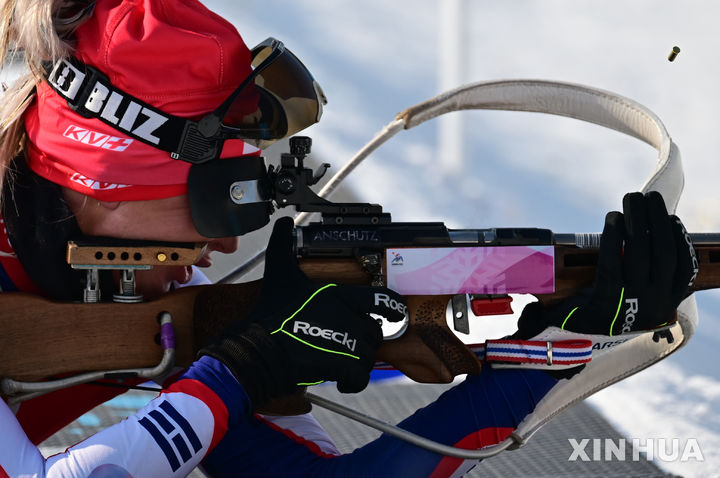 [야부리=신화/뉴시스] 러시아 출신의 귀화 선수 예카테리나 압바꾸모바(전남체육회)가 11일 중국 야부리 스키리조트에서 열린 2025 하얼빈 동계아시안게임 바이애슬론 여자 7.5㎞ 스프린트 경기에서 사격하고 있다. 2025.02.11.