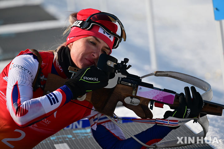[야부리=신화/뉴시스] 러시아 출신의 귀화 선수 예카테리나 압바꾸모바(전남체육회)가 지난 11일 중국 야부리 스키리조트에서 열린 2025 하얼빈 동계아시안게임 바이애슬론 여자 7.5㎞ 스프린트 경기에서 사격하고 있다. 2025.02.11.