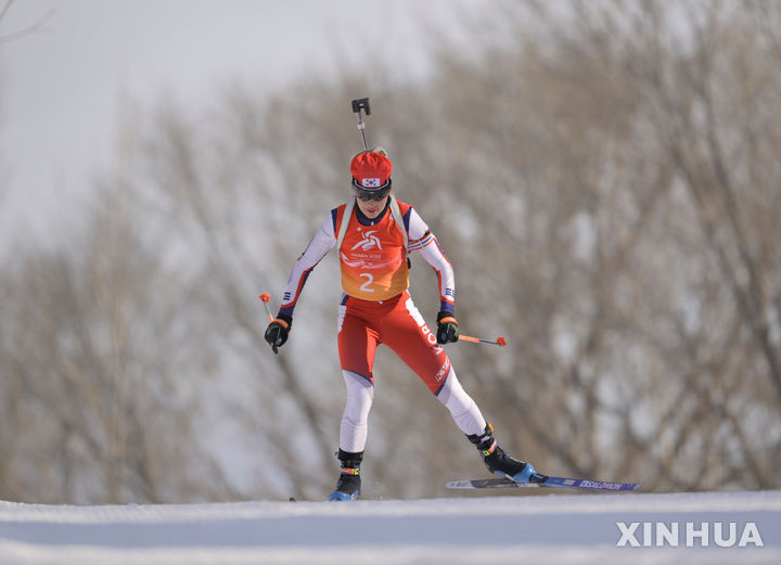 [야부리=신화/뉴시스] 러시아 출신의 귀화 선수 예카테리나 압바꾸모바(전남체육회)가 지난 11일 중국 야부리 스키리조트에서 열린 2025 하얼빈 동계아시안게임 바이애슬론 여자 7.5㎞ 스프린트 경기에서 역주하고 있다. 2025.02.11.