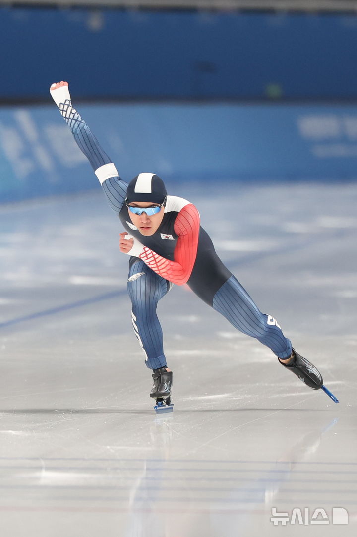 [하얼빈(중국)=뉴시스] 김선웅 기자 = 11일(현지 시간) 중국 하얼빈 헤이룽장 스피드스케이팅 오벌에서 열린 2025 하얼빈 동계 아시안게임 스피드스케이팅 남자 1000m 경기에서 구경민이 질주하고 있다. 2025.02.11. mangusta@newsis.com