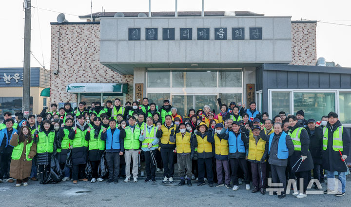[이천=뉴시스] 김진아 기자 = 염영남 뉴시스 대표이사 사장, 이종성 시몬스 생산·물류전략부문 부사장이 11일 경기 이천 신갈1,2리 일대에서 플로깅(Plogging·조깅을 하면서 쓰레기를 줍는 활동) 봉사활동을 시작하기 앞서 임직원을 비롯한 신갈1,2리 마을주민들과 기념촬영을 하고 있다. 염영남 뉴시스 대표이사와 임직원들로 이루어진 뉴시스 자원봉사단은 이날 시몬스의 '플로깅' 봉사활동을 함께했다. 시몬스는 ESG(환경·사회·지배구조) 경영의 일환으로 2023년부터 플로깅을 진행해왔으며, 농특산물 직거래 장터 '파머스 마켓 운영'과 이천 수해 농가 지원 등 지역사회와의 상생을 위한 다양한 활동을 이어오고 있다. 2025.02.11. bluesoda@newsis.com
