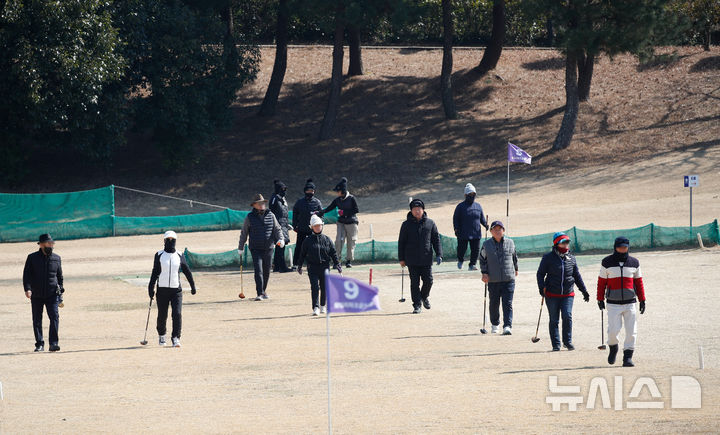 [서귀포=뉴시스] 제주 서귀포시 서홍동 칠십리시공원파크골프장에서 시민들이 운동을 즐기고 있다. (사진=뉴시스 DB). photo@newsis.com 