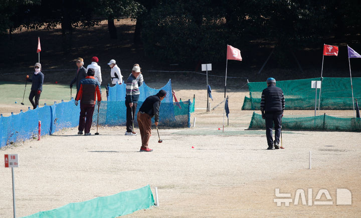 [서귀포=뉴시스] 우장호 기자 = 맑은 날씨를 보인 11일 오후 제주 서귀포시 서홍동 칠십리시공원파크골프장에서 시민들이 운동을 즐기고 있다. 2025.02.11. woo1223@newsis.com