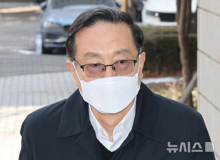 [서울=뉴시스] 최동준 기자 = 손태승 전 우리금융지주 회장이 11일 서울 양천구 서울남부지방법원에서 열린 '우리은행 친인척 부당대출' 혐의 공판에 출석하고 있다. (공동취재) 2025.02.11. photo@newsis.com