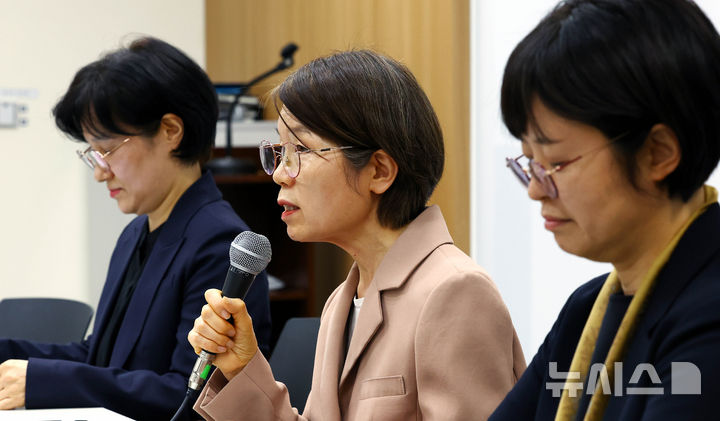 [서울=뉴시스] 박주성 기자 = 국가인권위원회 원민경(왼쪽부터) 비상임위원, 남규선 상임위원, 소라미 비상임위원이 11일 오후 서울 중구 국가인권위원회에서 기자회견을 하고 있다. 세 위원은 이날 기자회견에서 위헌·위법적인 비상계엄을 옹호하는 의결의 철회와 국가인권위원회 위원장의 사퇴를 촉구했다. 2025.02.11. park7691@newsis.com