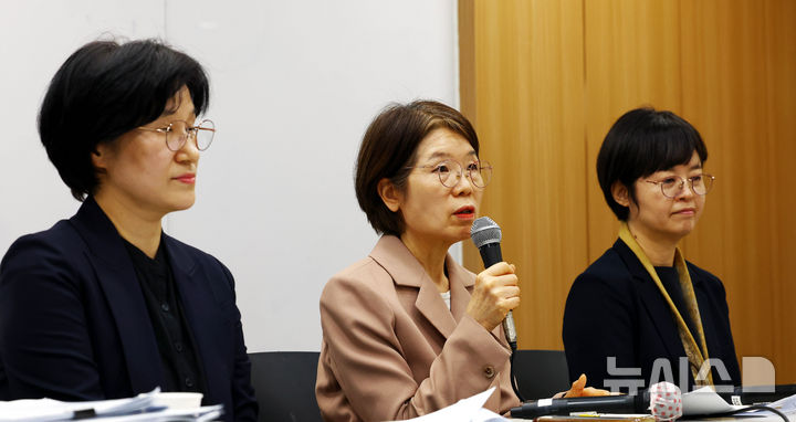 [서울=뉴시스] 박주성 기자 = 국가인권위원회 원민경(왼쪽부터) 비상임위원, 남규선 상임위원, 소라미 비상임위원이 11일 오후 서울 중구 국가인권위원회에서 기자회견을 하고 있다. 세 위원은 이날 기자회견에서 위헌·위법적인 비상계엄을 옹호하는 의결의 철회와 국가인권위원회 위원장의 사퇴를 촉구했다. 2025.02.11. park7691@newsis.com