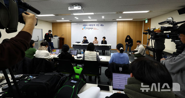 [서울=뉴시스] 박주성 기자 = 국가인권위원회 원민경(왼쪽부터) 비상임위원, 남규선 상임위원, 소라미 비상임위원이 11일 오후 서울 중구 국가인권위원회에서 기자회견을 하고 있다. 세 위원은 이날 기자회견에서 위헌·위법적인 비상계엄을 옹호하는 의결의 철회와 국가인권위원회 위원장의 사퇴를 촉구했다. 2025.02.11. park7691@newsis.com