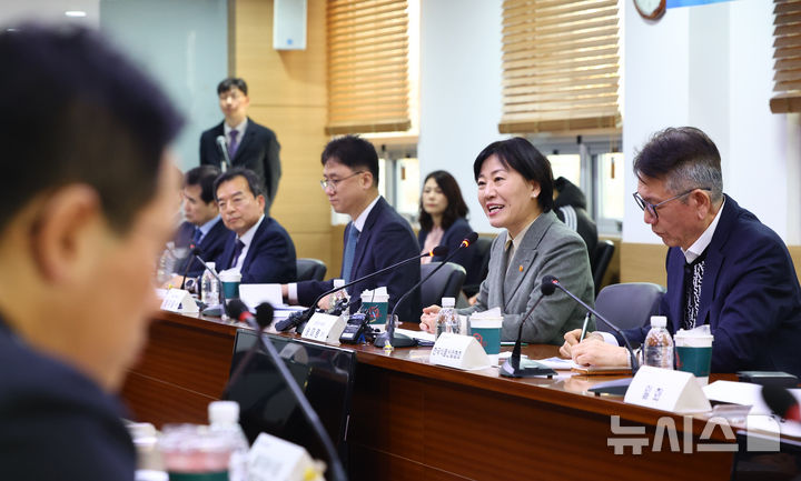 [서울=뉴시스] 황준선 기자 = 송미령 농림축산식품부 장관이 11일 오후 서울 서초구 한국식품산업협회에서 열린 식품업계 현안 해결을 위한 간담회에 참석해 발언하고 있다. 2025.02.11. hwang@newsis.com
