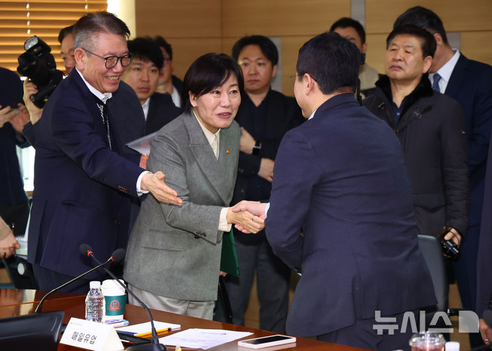 [서울=뉴시스] 황준선 기자 = 송미령 농림축산식품부 장관이 11일 오후 서울 서초구 한국식품산업협회에서 열린 식품업계 현안 해결을 위한 간담회에서 참석자들과 인사를 나누고 있다. 2025.02.11. hwang@newsis.com