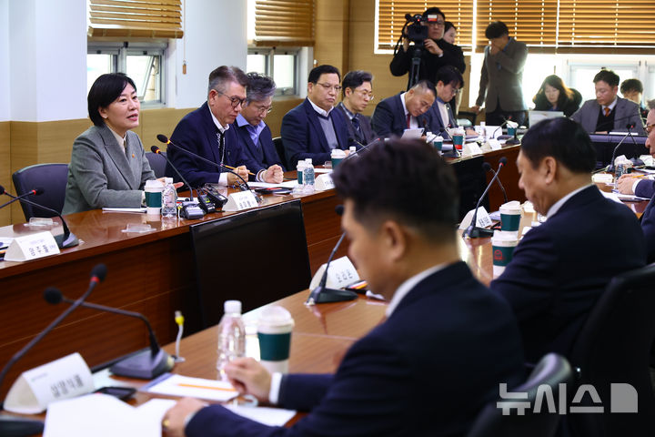 [서울=뉴시스] 황준선 기자 = 송미령 농림축산식품부 장관이 11일 오후 서울 서초구 한국식품산업협회에서 열린 식품업계 현안 해결을 위한 간담회에 참석해 발언하고 있다. 2025.02.11. hwang@newsis.com
