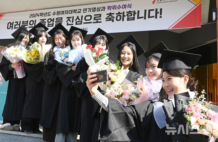 [수원=뉴시스] 김종택 기자 = 11일 경기도 수원시 권선구 수원여자대학교 인제캠퍼스에서 열린 학위수여식에서 졸업생들이 기념촬영을 하며 추억을 남기고 있다. 2025.02.11. jtk@newsis.com